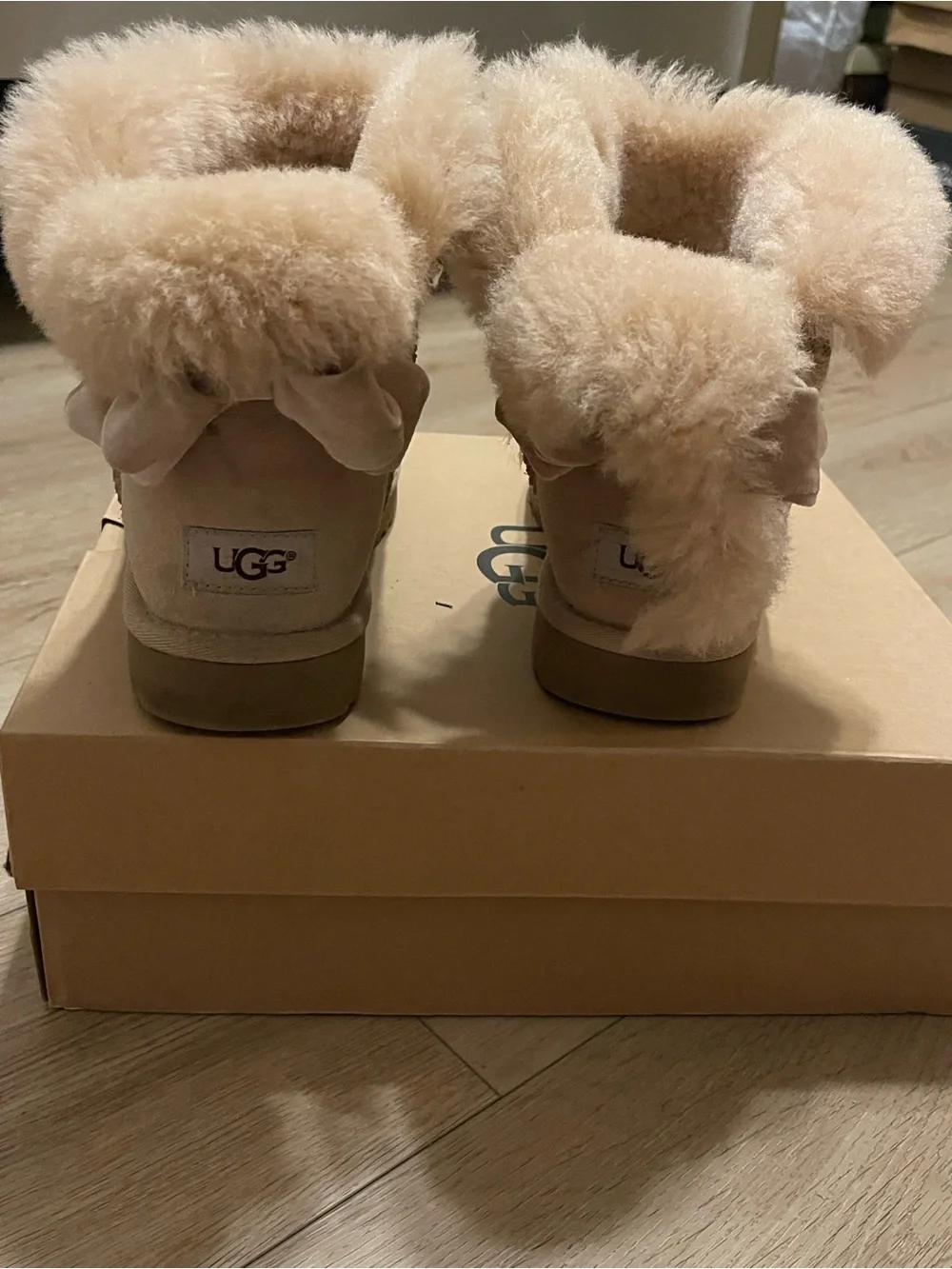 UGG Classic Short Shearling Lined Boots - Chestnut/Tan